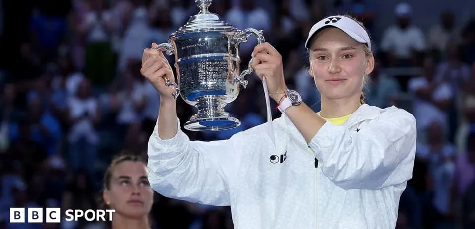 Joueuse tenant le trophée après la victoire au tournoi