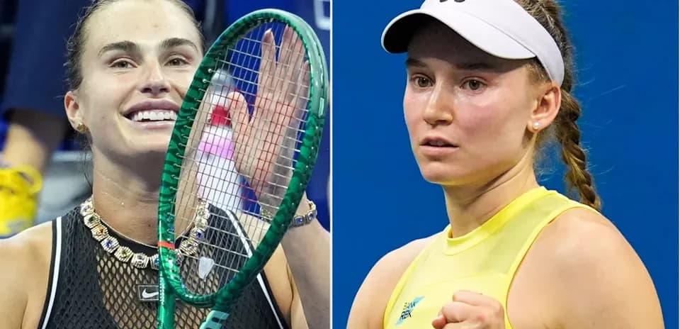 Deux joueuses de tennis, l'une souriante, l'autre concentrée