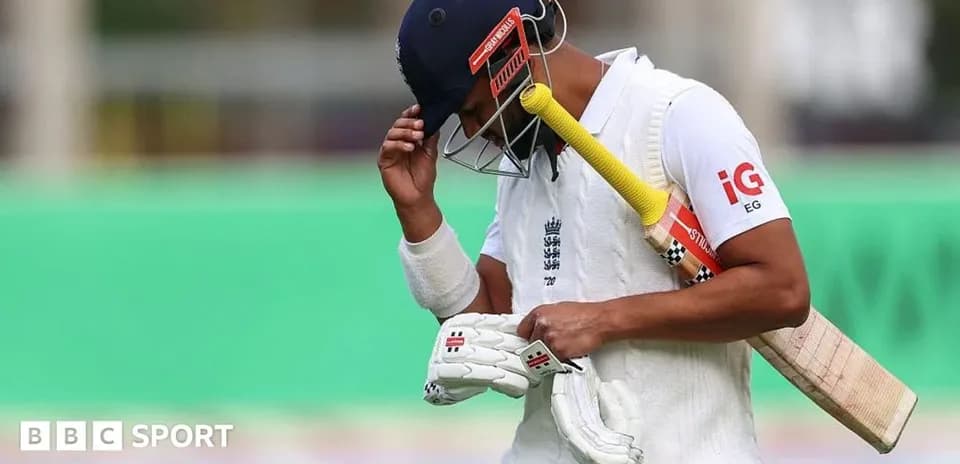 Joueur de cricket quittant le terrain après une sortie