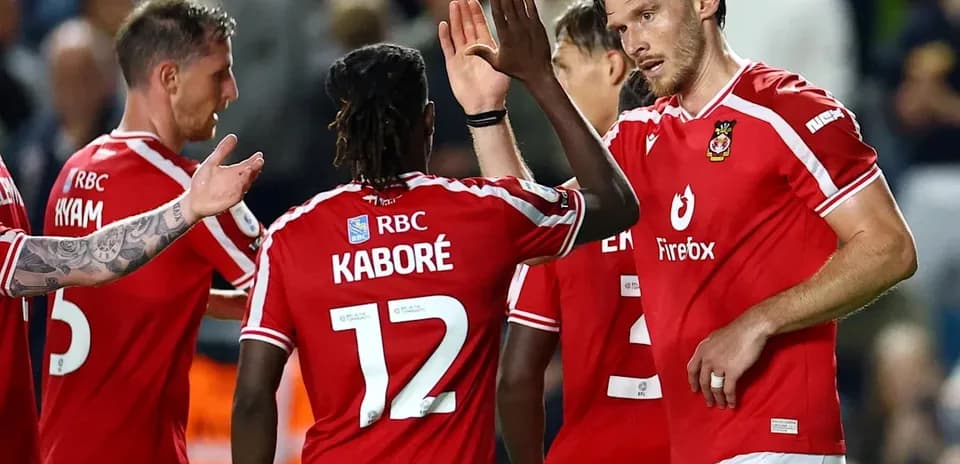 Joueurs de l'équipe célébrant un but ensemble