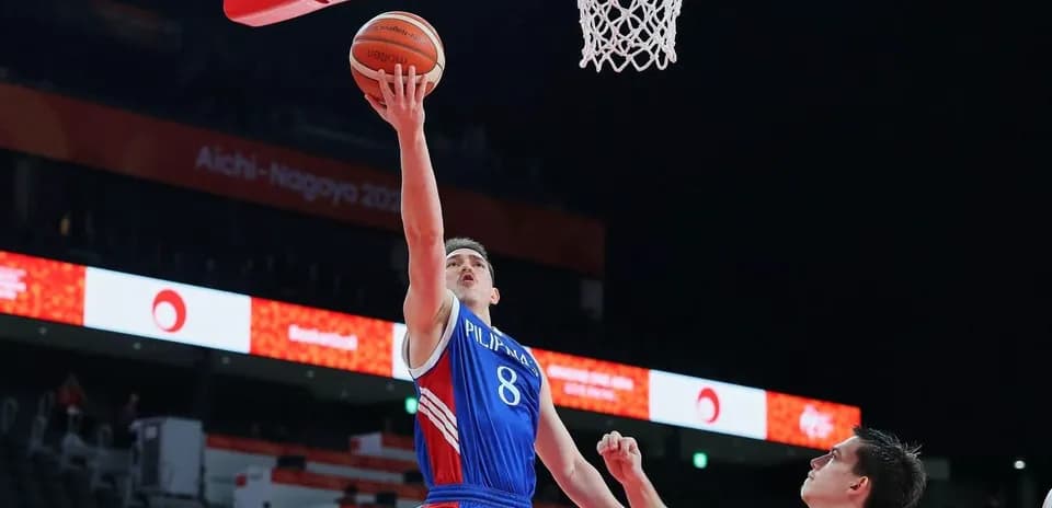 Joueur marquant un panier pendant un match de basketball