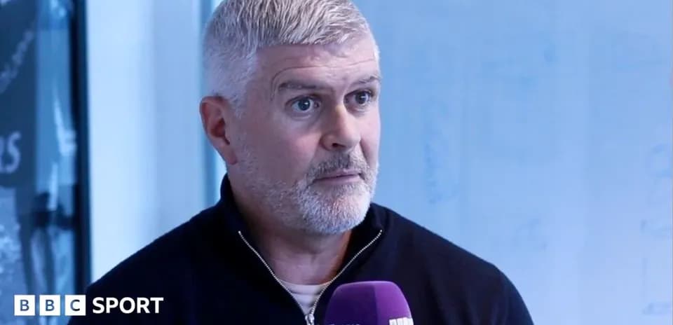 Homme parlant dans un studio de radio