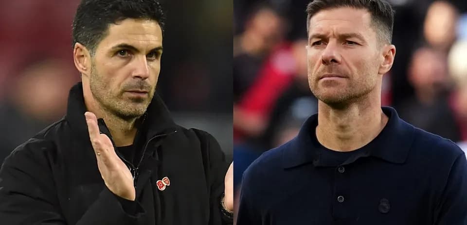 Deux entraîneurs discutant avant un match