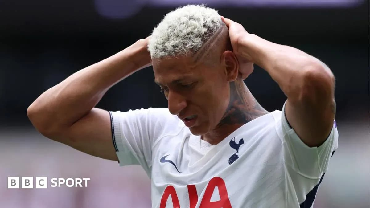 Joueur de Tottenham se tenant la tête sur le terrain