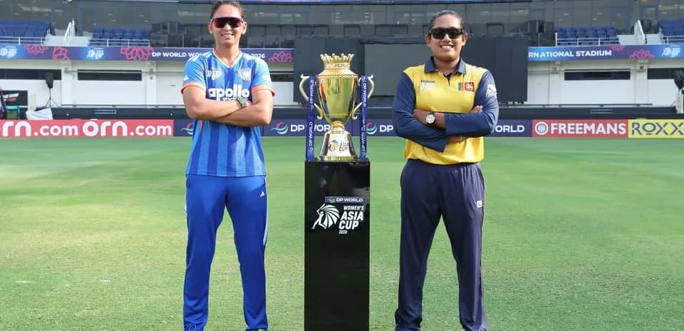 Capitaines des équipes devant le trophée de l'Asia Cup