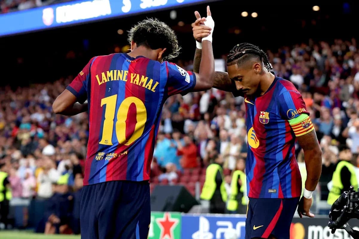 Deux joueurs du FC Barcelone célébrant un but