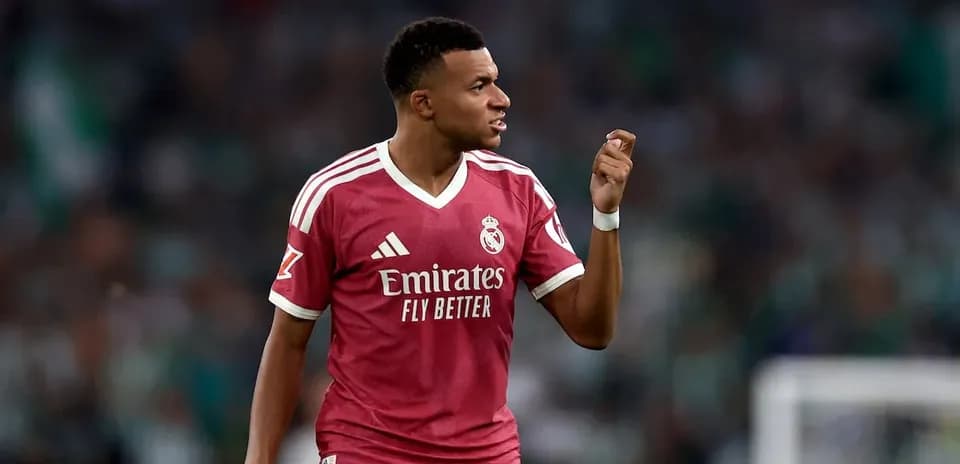 Joueur de football avec maillot du Real Madrid en action
