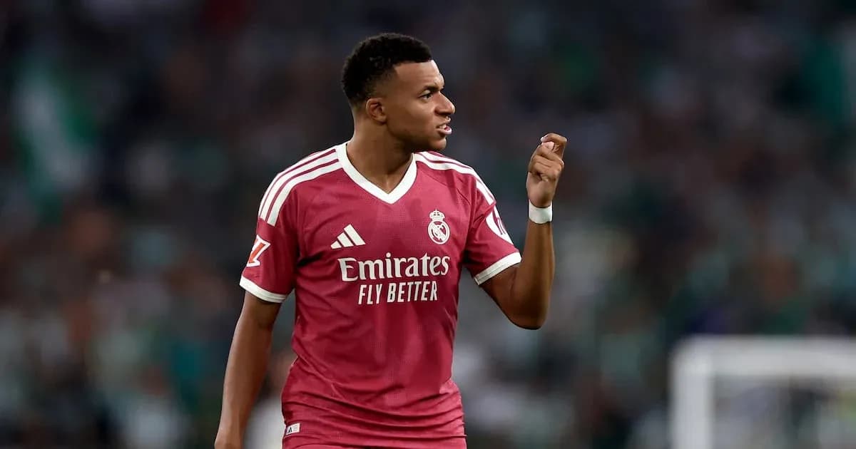 Joueur de football avec maillot du Real Madrid en action