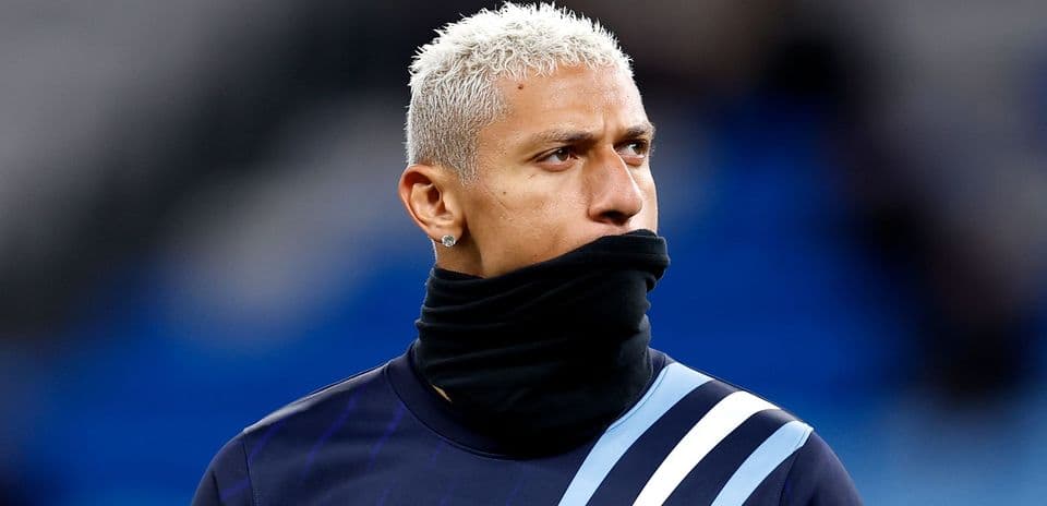 Joueur avec un foulard noir avant le match