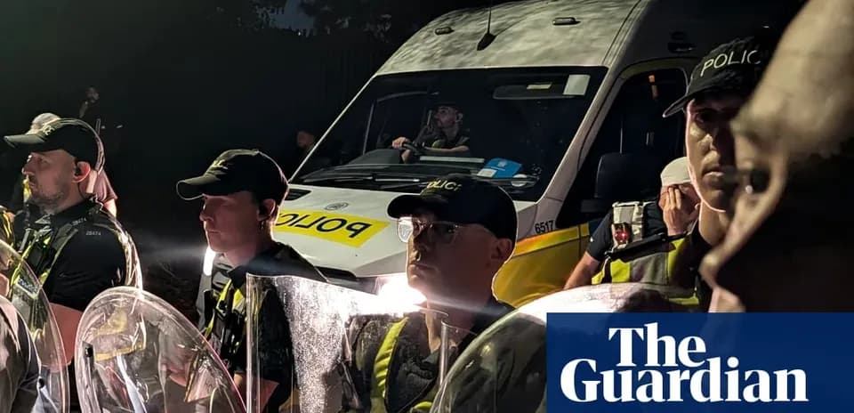 Groupe de policiers en ligne avec un fourgon police