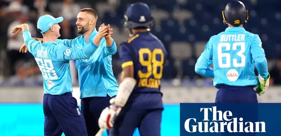 Joueurs anglais célébrant une prise pendant un match