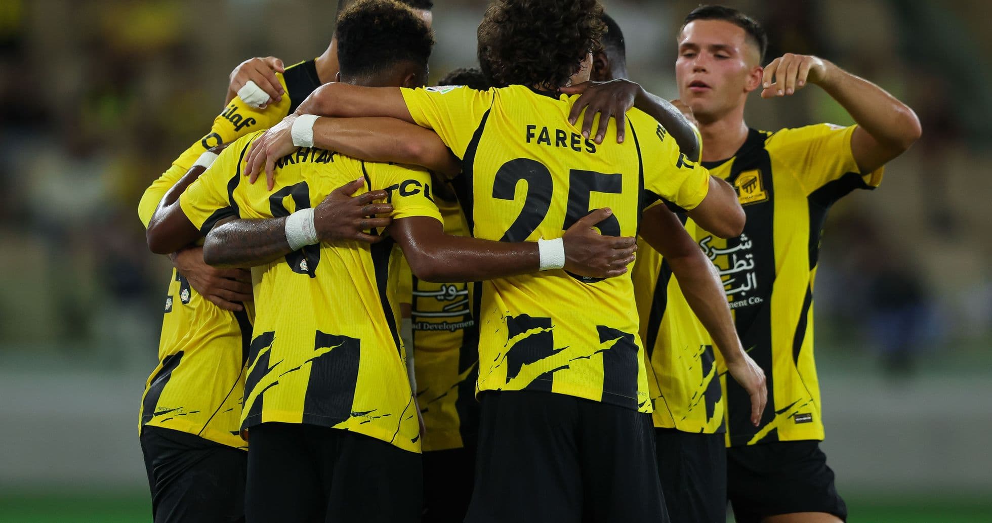 Joueurs de l'équipe célébrant un but ensemble