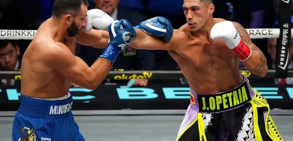 Deux boxeurs s'affrontent dans le ring