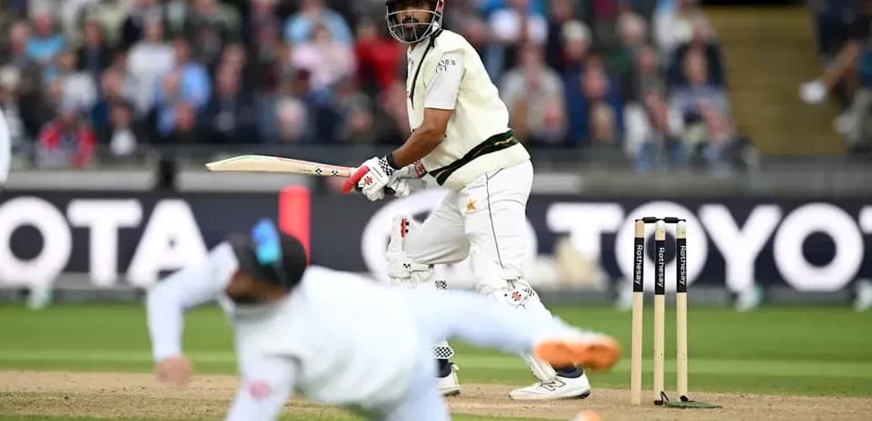 Batteur pakistanais frappant la balle lors d'un match