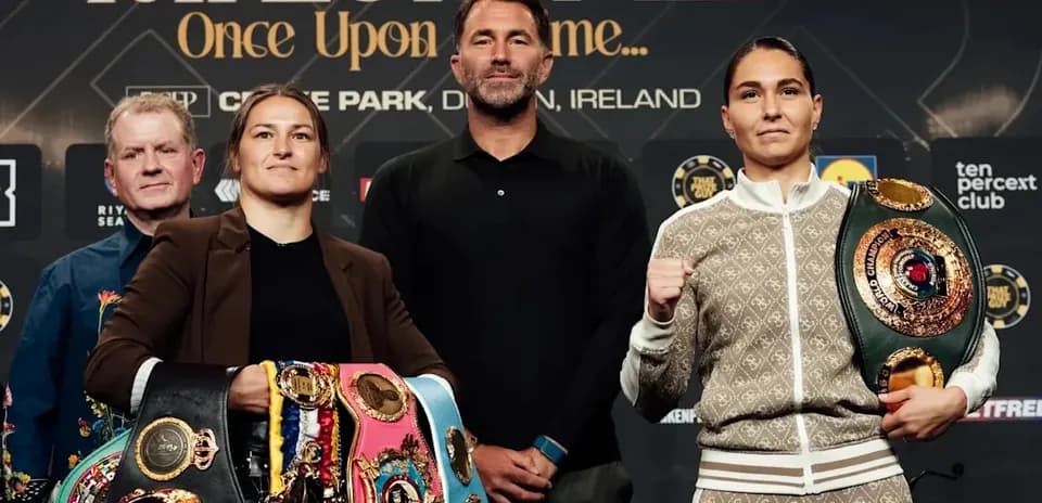 Boxeuses posant avec ceintures lors de conférence de presse