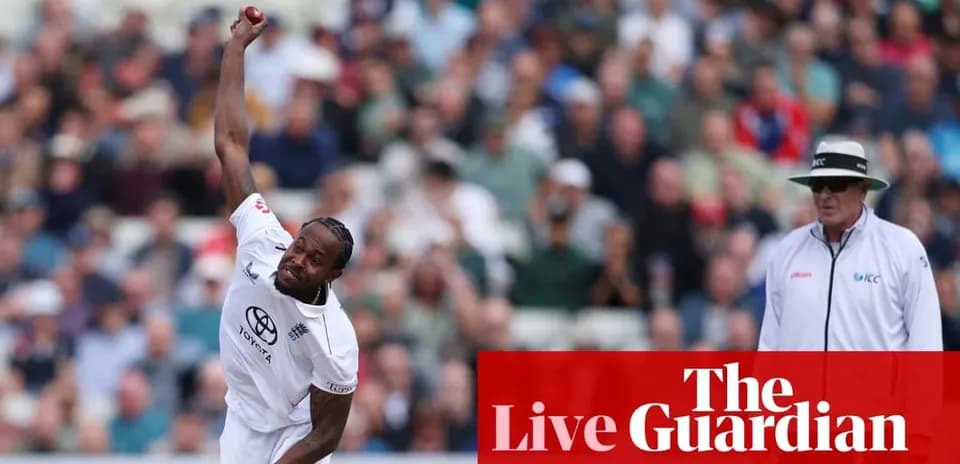 Joueur de cricket lançant la balle devant l'arbitre