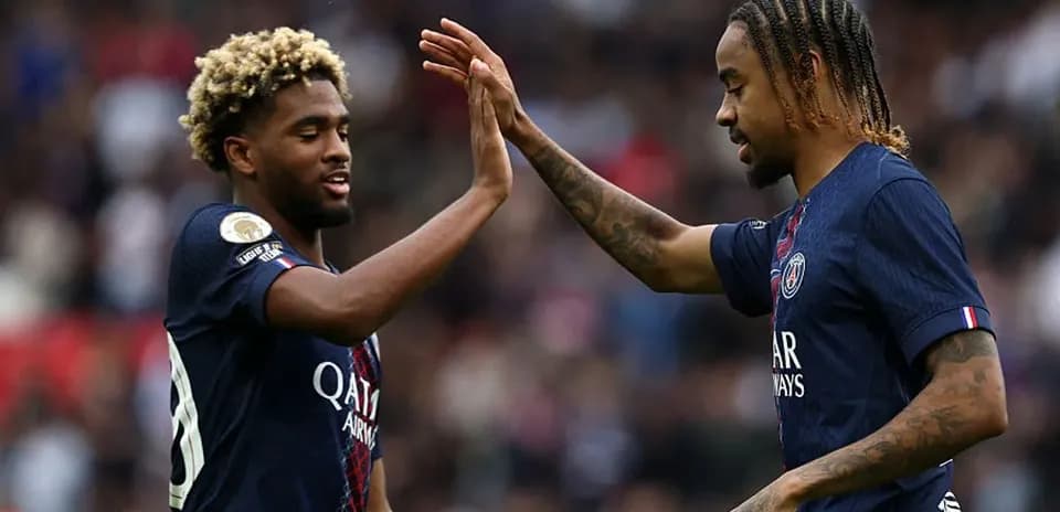Deux joueurs du PSG se félicitent sur le terrain
