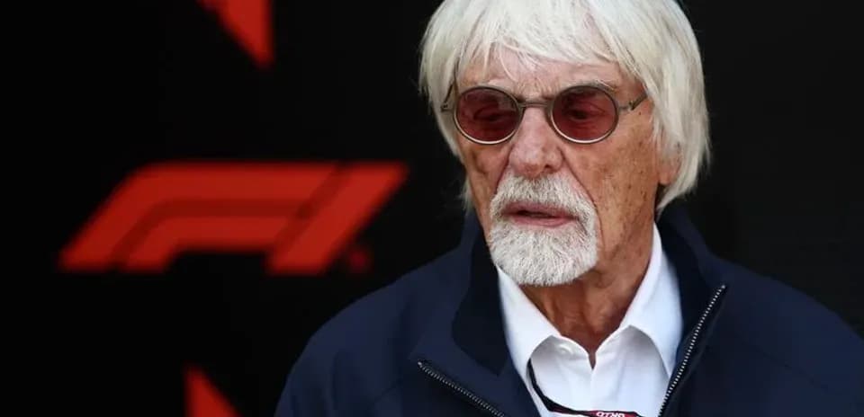 Person avec des lunettes près du logo F1