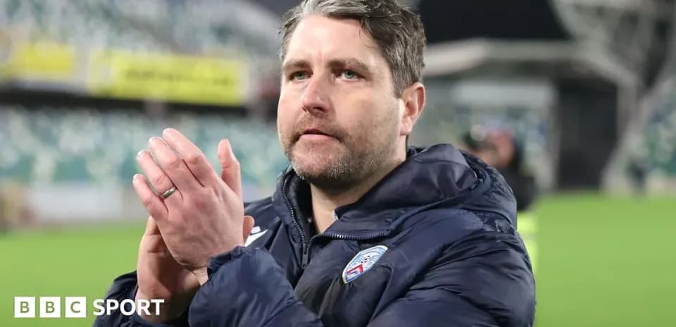 Entraîneur applaudissant après le match