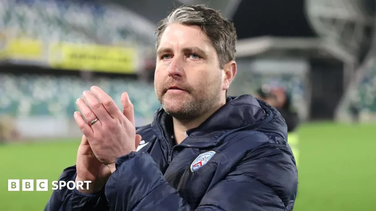 Entraîneur applaudissant après le match