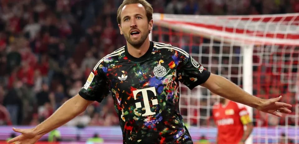 Joueur célébrant un but avec maillot coloré
