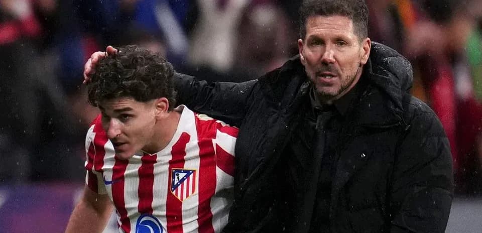 Joueur d'Atletico Madrid aidé par l'entraîneur