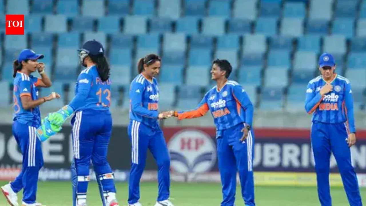 Joueuses de cricket indien se félicitant sur le terrain