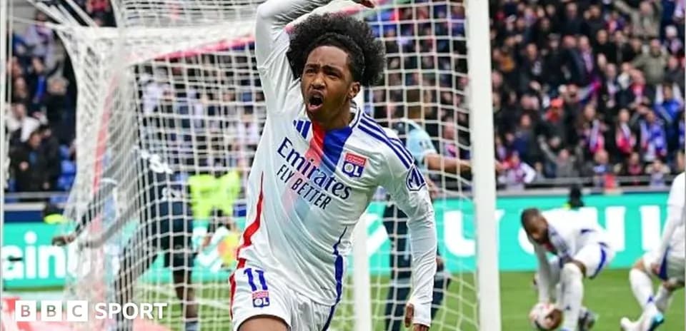 Joueur célébrant un but devant le filet