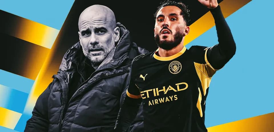 Joueur de Manchester City célébrant avec entraîneur en arrière-plan