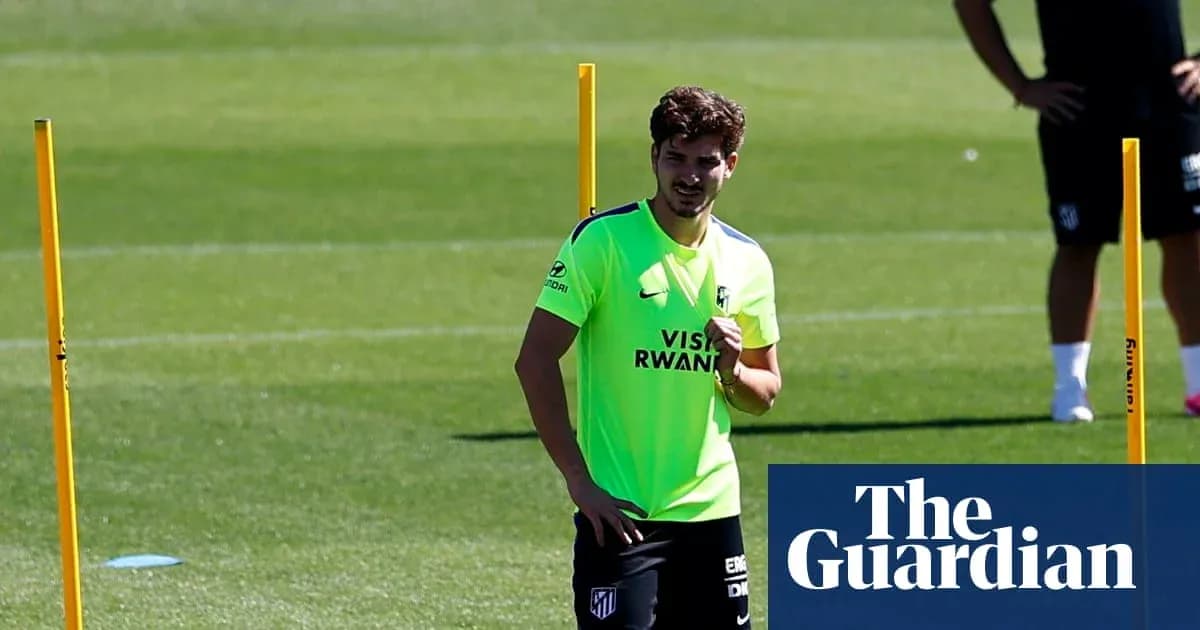 Joueur s'entraînant sur le terrain avec des cônes Joueur s'entraînant sur le terrain avec des cônes