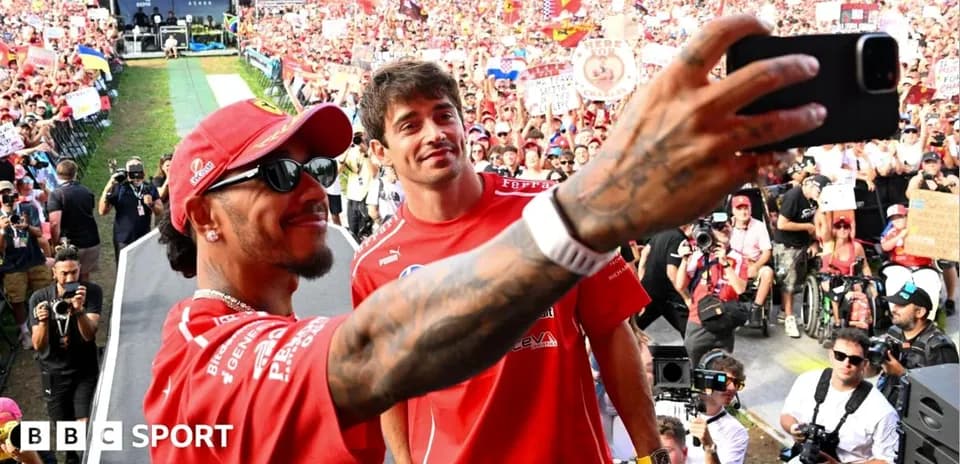 Pilotes prenant un selfie devant des fans en liesse