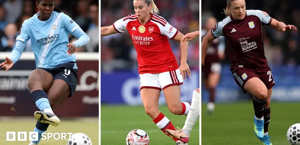 Trois joueuses de football en action sur le terrain