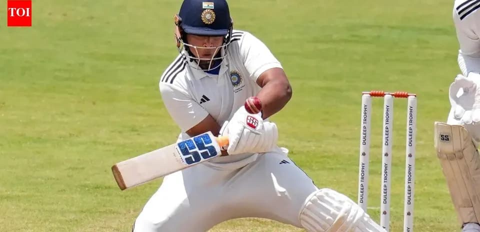 Joueur de cricket frappant la balle sur le terrain