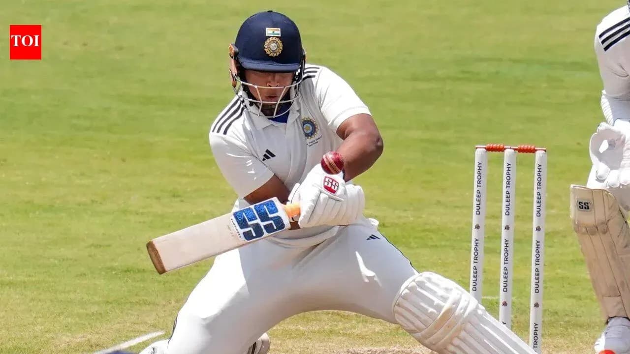 Joueur de cricket frappant la balle sur le terrain
