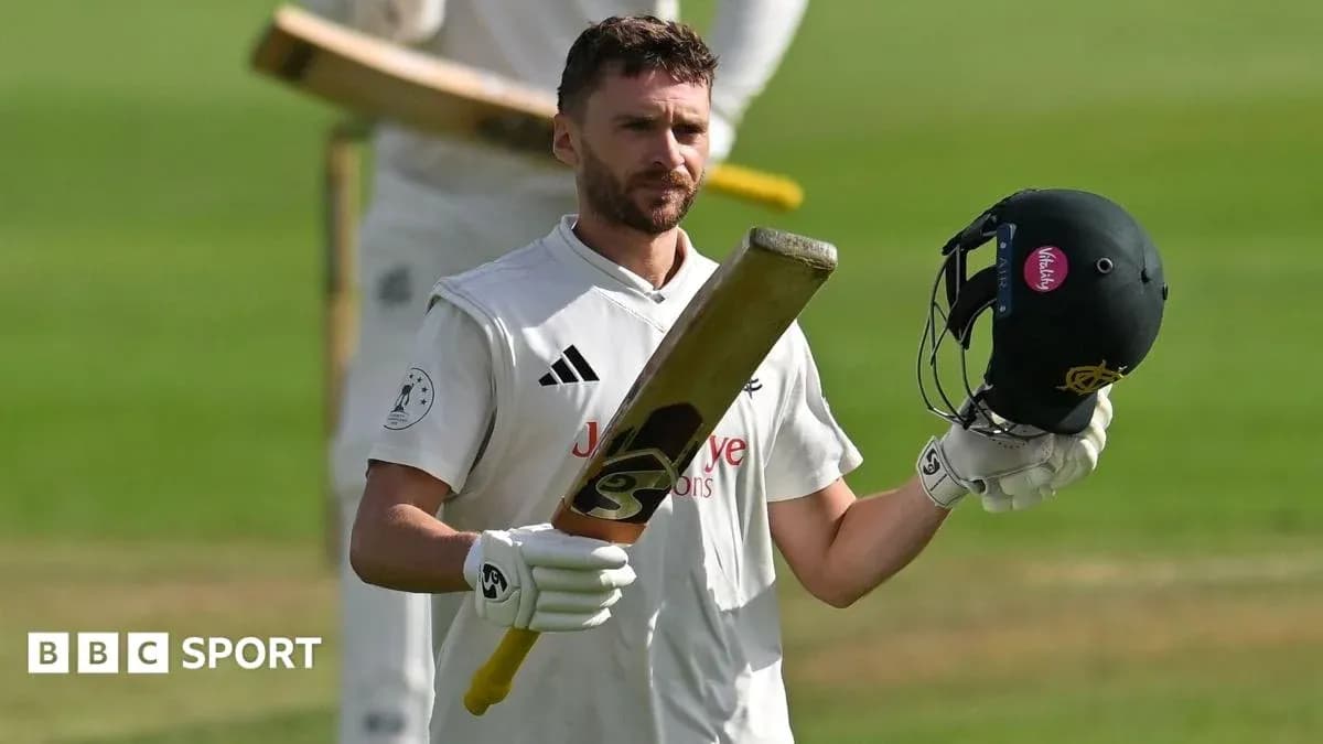 Joueur de cricket levant sa batte et casque