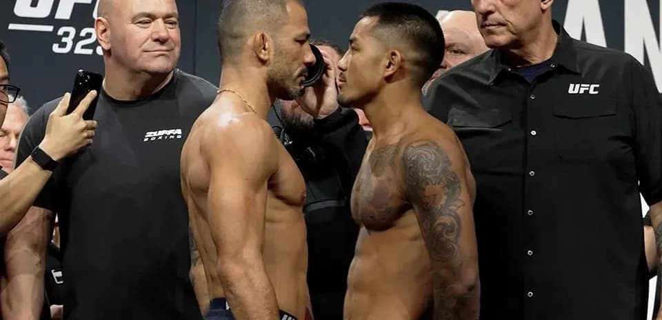 Deux combattants se mesurant lors de la pesée UFC
