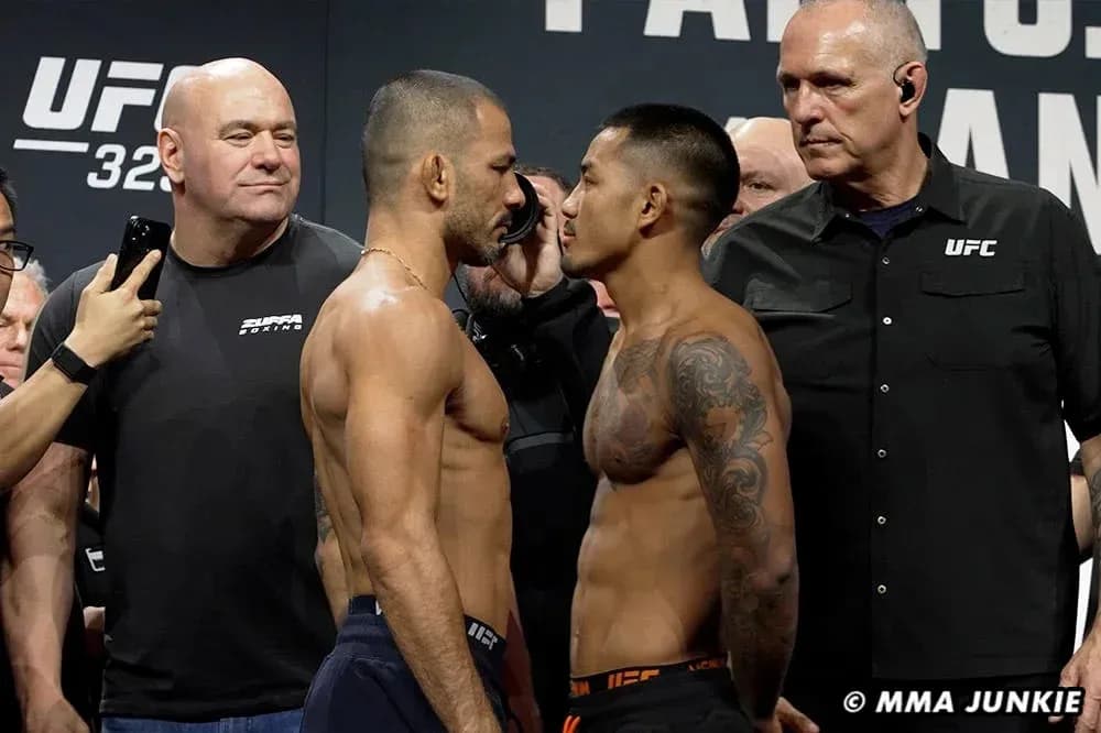 Deux combattants se mesurant lors de la pesée UFC