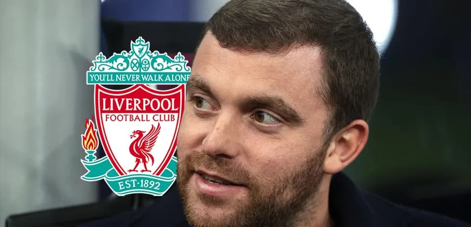 Homme avec logo de Liverpool en arrière-plan
