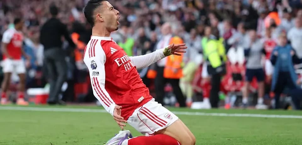 Joueur célébrant un but sur le terrain d'Emirates Stadium