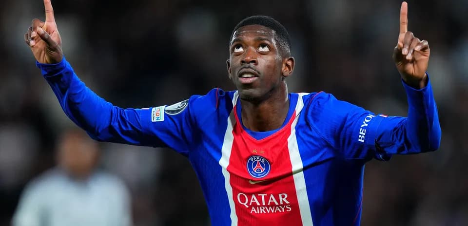 Joueur de PSG célébrant un but avec les bras levés