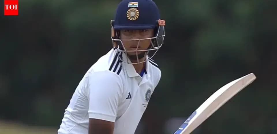 Joueur de cricket prêt à frapper avec batte