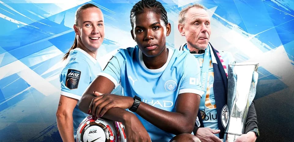Trois membres de l'équipe de Manchester City posant