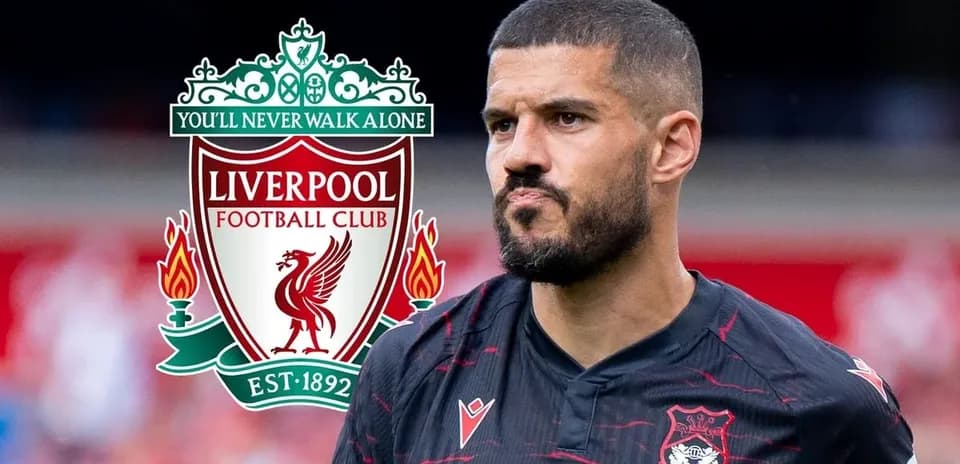 Joueur en maillot de Liverpool avec logo du club