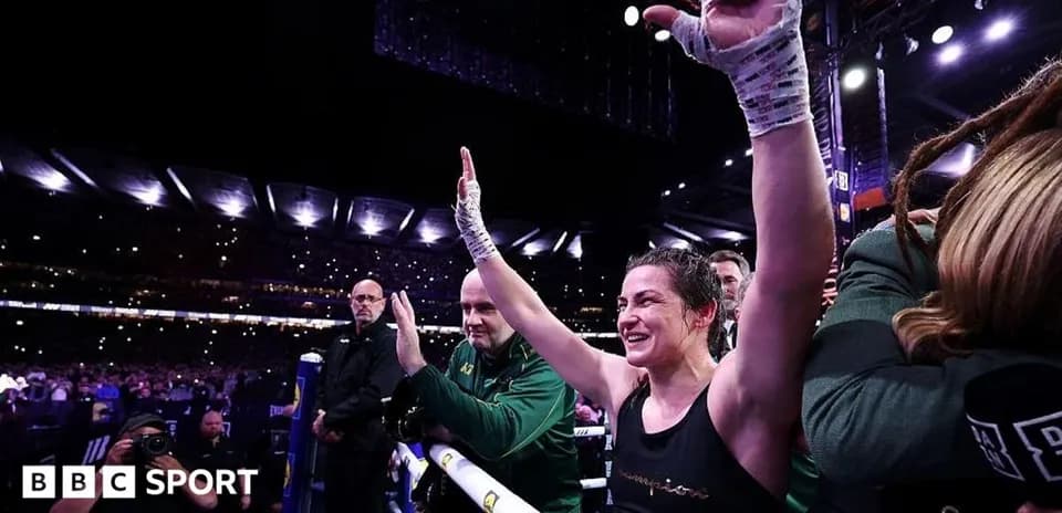 Boxeuse levant les bras après une victoire