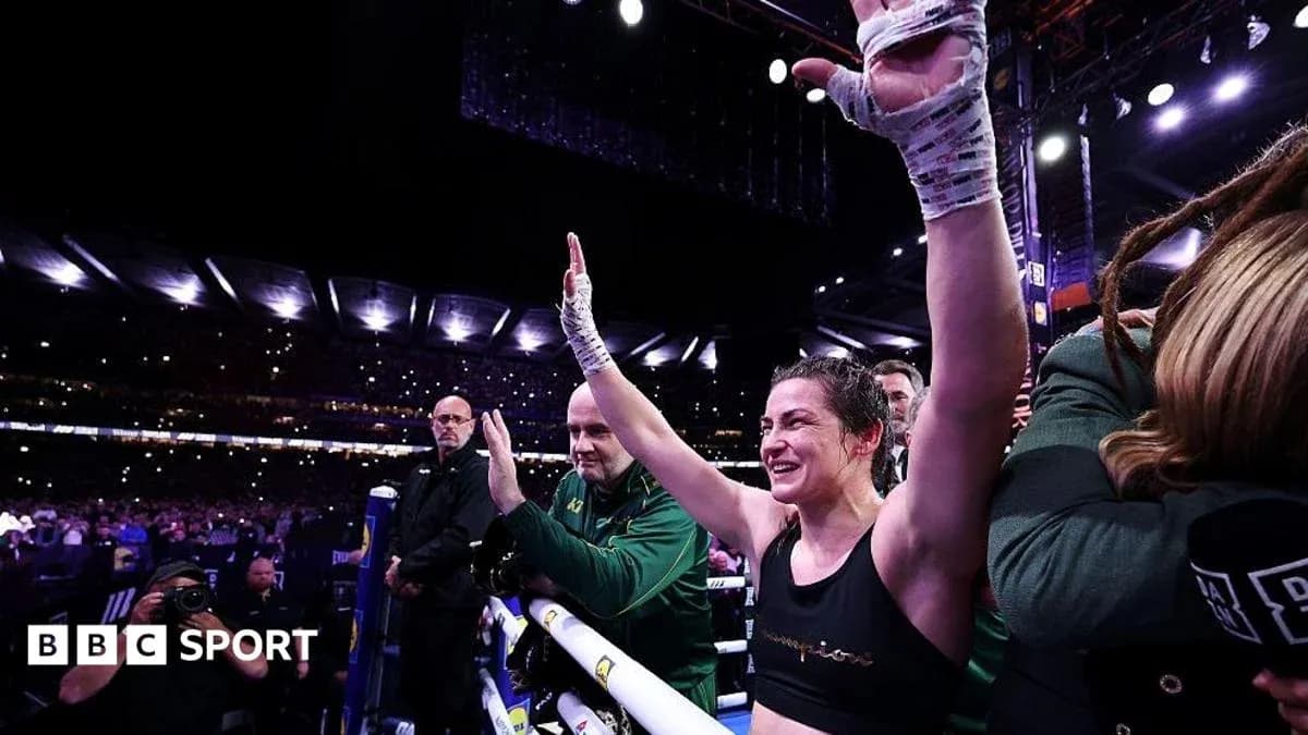 Boxeuse levant les bras après une victoire