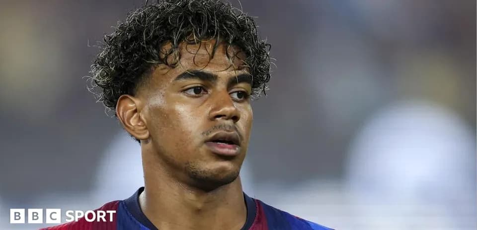 Joueur de football en tenue du FC Barcelone