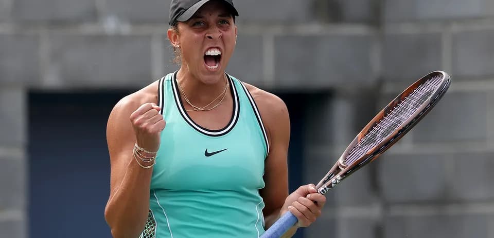 Joueuse de tennis célébrant avec sa raquette