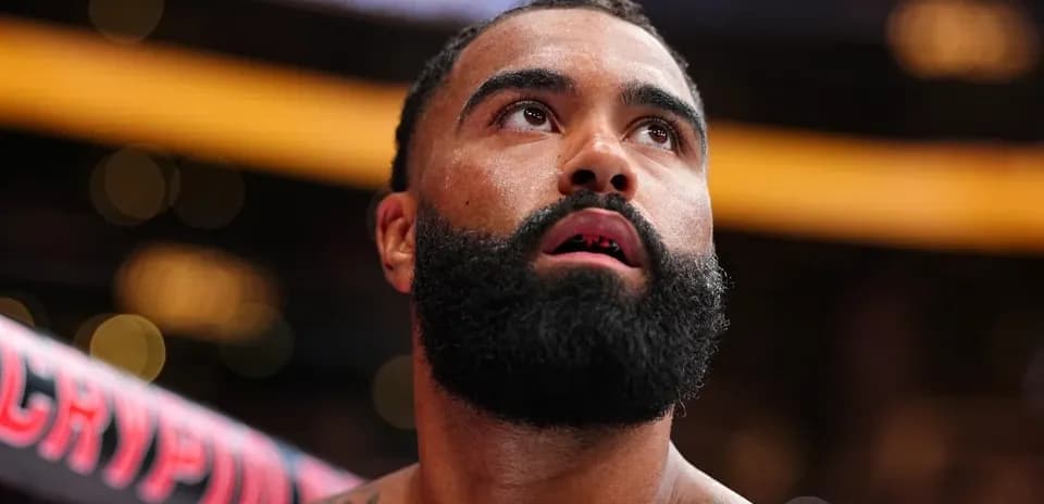 Boxeur regardant vers le haut dans le ring
