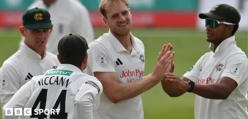 Joueurs de cricket célébrant une prise réussie