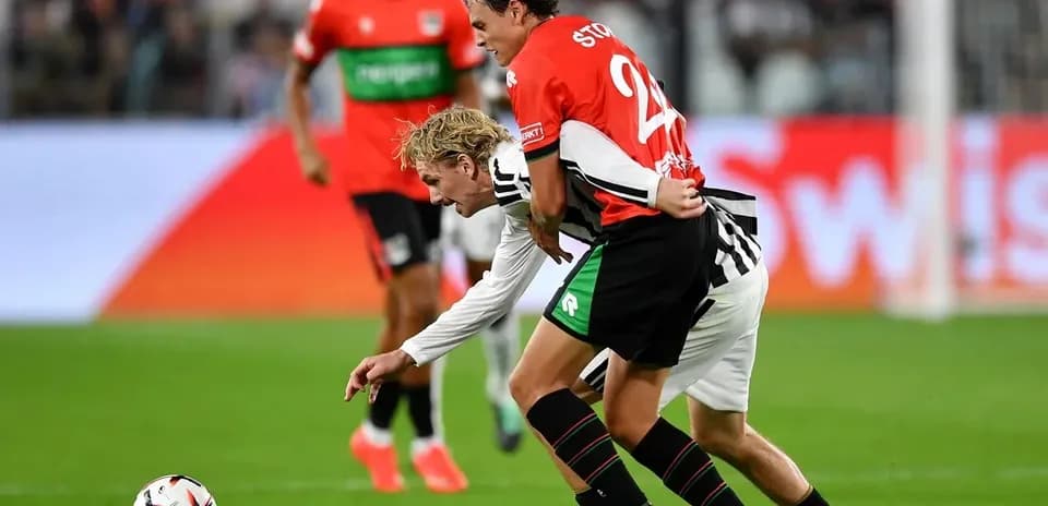 Joueurs en lutte pour le ballon sur le terrain